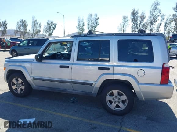 ✅ 2006 Jeep Commander • VIN: 1J8HH48NX6C330781 • Lot: 41604799. Listed on IAAI with 117,200 mi. Free auction sales archive from the USA and detailed vehicle history report at DreamBid. Image 15.