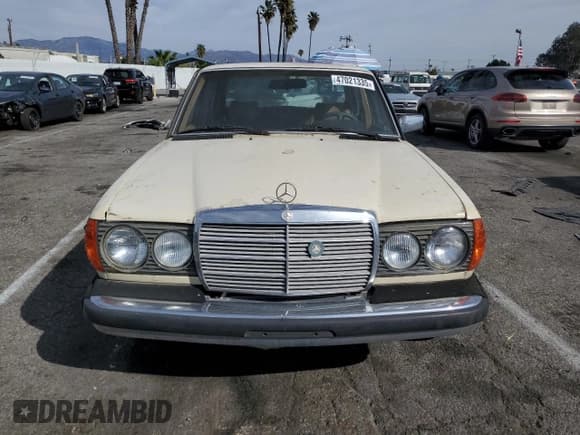 ✅ 1982 Mercedes-Benz 240 • VIN: WDBAB23AXCB357241 • Lot: 47021335. Wystawiony na Copart z przebiegiem 227 493 mil. Bezpłatny archiwum sprzedaży aukcyjnych z USA i szczegółowy raport historii pojazdu na DreamBid. Zdjęcie 5.