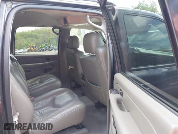 ✅ 2004 Chevrolet Suburban LS • VIN: 1GNFK16Z04J164064 • Lot: 42203864. Listed on IAAI with 215,709 mi. Free auction sales archive from the USA and detailed vehicle history report at DreamBid. Image 8.