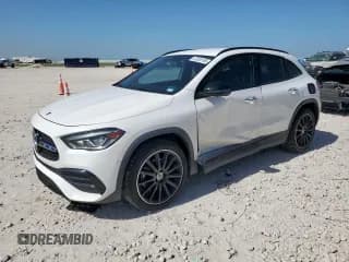 ✅ 2023 Mercedes-Benz GLA 250 • VIN: W1N4N4GB1PJ479608 • Лот: 67055185. Опубликован ранее на Copart с пробегом 56 557 миль. Бесплатный доступ к архиву аукционных продаж из США и подробный отчёт об истории автомобиля на DreamBid. Изображение 1.