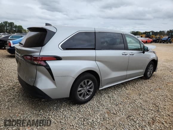 ✅ 2021 Toyota Sienna LE • VIN: 5TDKSKFC3MS032637 • Lot: 85379815. Listed on Copart with 32,481 mi. Free auction sales archive from the USA and detailed vehicle history report at DreamBid. Image 3.
