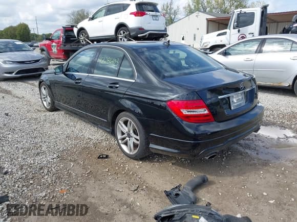 ✅ 2012 Mercedes-Benz C 300 Sport • VIN: WDDGF8BB6CR207668 • Lot: 43286103. Wystawiony na IAAI z przebiegiem 133 234 mil. Bezpłatny archiwum sprzedaży aukcyjnych z USA i szczegółowy raport historii pojazdu na DreamBid. Zdjęcie 3.