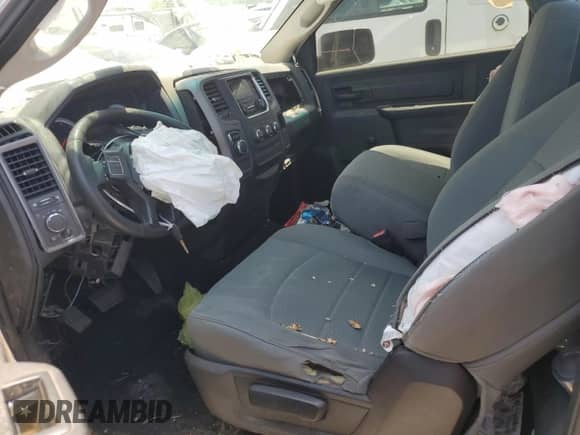 2017 Ram 1500 Tradesman z VIN 3C6JR6AT3HG604680, wystawiony jako Copart lot #53157055 z przebiegiem Nie podano mil oraz Czysty tytuł • Clean title. Historia ofert i sprzedaży dostępna na DreamBid. Obrazek 7.