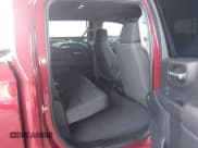 ✅ 2021 Chevrolet Silverado 1500 Custom Trail Boss • VIN: 3GCPYCEFXMG383713 • Lot: 43198191. Wystawiony na IAAI z przebiegiem 78 118 mil. Bezpłatny archiwum sprzedaży aukcyjnych z USA i szczegółowy raport historii pojazdu na DreamBid. Zdjęcie 8.