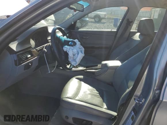 ✅ 2006 BMW 3 Series 325i • VIN: WBAVB17596NK37957 • Lot: 87103725. Wystawiony na Copart z przebiegiem 107 303 mil. Bezpłatny archiwum sprzedaży aukcyjnych z USA i szczegółowy raport historii pojazdu na DreamBid. Zdjęcie 7.