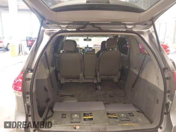 ✅ 2012 Toyota Sienna LE • VIN: 5TDKK3DC2CS191592 • Лот: 43557812. Опубликован ранее на IAAI с пробегом 191 723 миль. Бесплатный доступ к архиву аукционных продаж из США и подробный отчёт об истории автомобиля на DreamBid. Изображение 18.