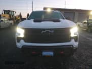 ✅ 2023 Chevrolet Silverado 1500 LT Trail Boss • VIN: 3GCUDFE88PG190420 • Lot: 87728935. Wystawiony na Copart z przebiegiem 54 396 mil. Bezpłatny archiwum sprzedaży aukcyjnych z USA i szczegółowy raport historii pojazdu na DreamBid. Zdjęcie 5.