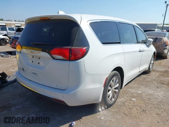 ✅ 2018 Chrysler Pacifica Touring Plus • VIN: 2C4RC1FGXJR260597 • Lot: 43245590. Wystawiony na IAAI z przebiegiem 144 282 mil. Bezpłatny archiwum sprzedaży aukcyjnych z USA i szczegółowy raport historii pojazdu na DreamBid. Zdjęcie 4.