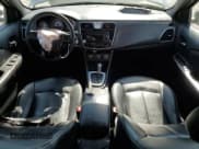 ✅ 2013 Chrysler 200 LX • VIN: 1C3CCBABXDN604622 • Lot: 84630185. Wystawiony na Copart z przebiegiem 159 578 mil. Bezpłatny archiwum sprzedaży aukcyjnych z USA i szczegółowy raport historii pojazdu na DreamBid. Zdjęcie 8.