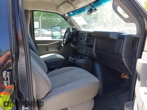 ✅ 2018 Chevrolet Express Passenger LT • VIN: 1GAZGPFG2J1320909 • Lot: 42332001. Wystawiony na IAAI z przebiegiem 89 732 mil. Bezpłatny archiwum sprzedaży aukcyjnych z USA i szczegółowy raport historii pojazdu na DreamBid. Zdjęcie 5.