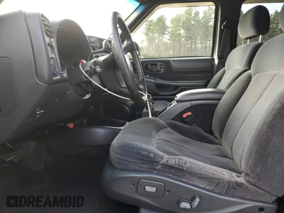 2001 Chevrolet Blazer LT z VIN 1GNDT13W512150486, wystawiony jako Copart lot #84220044 z przebiegiem 152 657 mil mil oraz Czysty tytuł • Clean title. Historia ofert i sprzedaży dostępna na DreamBid. Obrazek 7.