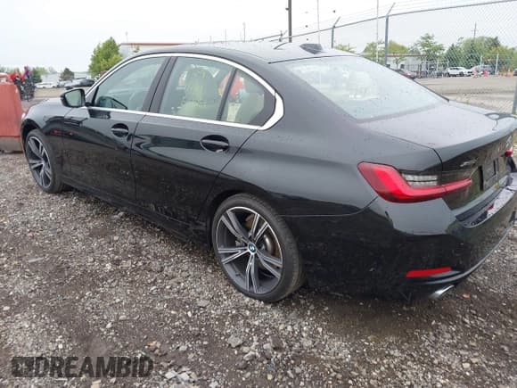 ✅ 2024 BMW 3 Series 330i xDrive • VIN: 3MW89FF04R8E47059 • Lot: 42200058. Wystawiony na IAAI z przebiegiem 21 719 mil. Bezpłatny archiwum sprzedaży aukcyjnych z USA i szczegółowy raport historii pojazdu na DreamBid. Zdjęcie 3.