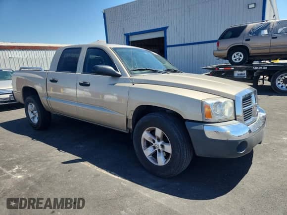2005 Dodge Dakota SLT z VIN 1D7HE48N45S151209, wystawiony jako Copart lot #67482835 z przebiegiem 123 689 mil mil oraz Szkoda całkowita • Salvage title. Historia ofert i sprzedaży dostępna na DreamBid. Obrazek 4.