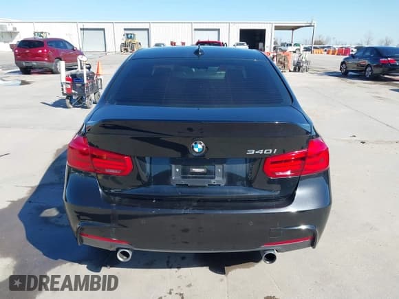 ✅ 2018 BMW 3 Series 340i xDrive • VIN: WBA8B7C5XJA577138 • Lot: 41402332. Listed on IAAI with 62,344 mi. Free auction sales archive from the USA and detailed vehicle history report at DreamBid. Image 17.
