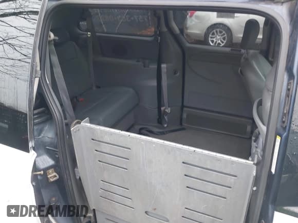 ✅ 2005 Dodge Caravan SXT • VIN: 2D4GP44L85R596402 • Lot: 43877457. Wystawiony na IAAI z przebiegiem 88 203 mil. Bezpłatny archiwum sprzedaży aukcyjnych z USA i szczegółowy raport historii pojazdu na DreamBid. Zdjęcie 8.