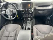 ✅ 2014 Jeep Wrangler Unlimited Altitude • VIN: 1C4BJWEG1EL304085 • Лот: 80917345. Опубликован ранее на Copart с пробегом 182 313 миль. Бесплатный доступ к архиву аукционных продаж из США и подробный отчёт об истории автомобиля на DreamBid. Изображение 9.