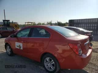 2013 Chevrolet Sonic LT z VIN 1G1JC5SB1D4211917, wystawiony jako Copart lot #65613574 z przebiegiem 171 294 mil mil oraz Szkoda całkowita • Salvage title. Historia ofert i sprzedaży dostępna na DreamBid. Obrazek 2.