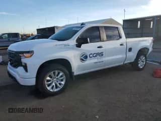 2023 Chevrolet Silverado 1500 Custom z VIN 1GCPDBEK5PZ290881, wystawiony jako Copart lot #84356425 z przebiegiem 27 955 mil mil oraz Szkoda całkowita • Salvage title. Historia ofert i sprzedaży dostępna na DreamBid. Obrazek 1.