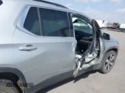 ✅ 2022 Chevrolet Traverse LT • VIN: 1GNEVHKW0NJ151677 • Lot: 41826115. Wystawiony na IAAI z przebiegiem 105 035 mil. Bezpłatny archiwum sprzedaży aukcyjnych z USA i szczegółowy raport historii pojazdu na DreamBid. Zdjęcie 18.