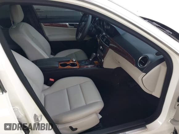 ✅ 2014 Mercedes-Benz C 250 Sport • VIN: WDDGF4HBXEA911681 • Lot: 41329512. Wystawiony na IAAI z przebiegiem 150 661 mil. Bezpłatny archiwum sprzedaży aukcyjnych z USA i szczegółowy raport historii pojazdu na DreamBid. Zdjęcie 5.