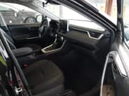 ✅ 2023 Toyota RAV4 Hybrid LE • VIN: 4T3MWRFV5PU082675 • Lot: 43587446. Wystawiony na IAAI z przebiegiem 25 420 mil. Bezpłatny archiwum sprzedaży aukcyjnych z USA i szczegółowy raport historii pojazdu na DreamBid. Zdjęcie 5.