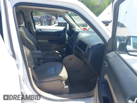 ✅ 2016 Jeep Patriot High Altitude • VIN: 1C4NJRFB8GD707642 • Lot: 42324960. Wystawiony na IAAI z przebiegiem 176 344 mil. Bezpłatny archiwum sprzedaży aukcyjnych z USA i szczegółowy raport historii pojazdu na DreamBid. Zdjęcie 5.