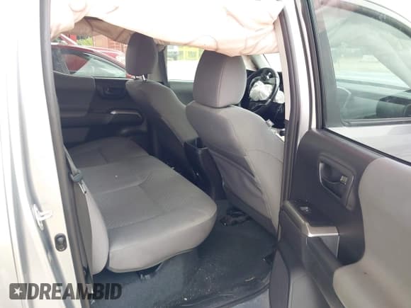 ✅ 2021 Toyota Tacoma SR5 • VIN: 5TFAZ5CN6MX114368 • Lot: 43398889. Wystawiony na IAAI z przebiegiem 46 795 mil. Bezpłatny archiwum sprzedaży aukcyjnych z USA i szczegółowy raport historii pojazdu na DreamBid. Zdjęcie 8.