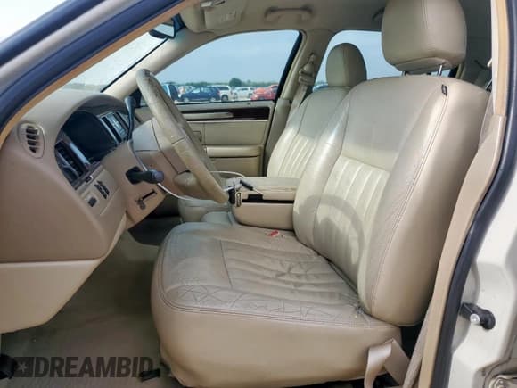 ✅ 2006 Lincoln Town Car Signature • VIN: 1LNHM81V66Y640509 • Lot: 59220805. Wystawiony na Copart z przebiegiem 352 029 mil. Bezpłatny archiwum sprzedaży aukcyjnych z USA i szczegółowy raport historii pojazdu na DreamBid. Zdjęcie 7.