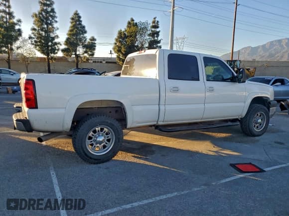 ✅ 2004 Chevrolet Silverado 2500HD Work Truck • VIN: 1GCHC23U04F179275 • Лот: 95805925. Опубликован ранее на Copart с пробегом 260 462 миль. Бесплатный доступ к архиву аукционных продаж из США и подробный отчёт об истории автомобиля на DreamBid. Изображение 3.