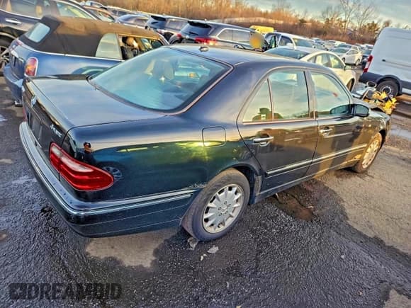 ✅ 2001 Mercedes-Benz E 320/430 4 Matic • VIN: WDBJF82J21X045584 • Lot: 93833835. Listed on Copart with 187,141 mi. Free auction sales archive from the USA and detailed vehicle history report at DreamBid. Image 3.