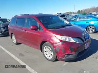 ✅ 2015 Toyota Sienna XLE • VIN: 5TDYK3DC0FS579189 • Lot: 43805197. Wystawiony na IAAI z przebiegiem 156 954 mil. Bezpłatny archiwum sprzedaży aukcyjnych z USA i szczegółowy raport historii pojazdu na DreamBid. Zdjęcie 1.
