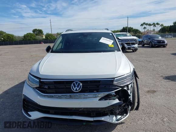 ✅ 2023 Volkswagen Tiguan SE R-Line Black • VIN: 3VVCB7AX0PM090710 • Lot: 41256904. Wystawiony na IAAI z przebiegiem 12 819 mil. Bezpłatny archiwum sprzedaży aukcyjnych z USA i szczegółowy raport historii pojazdu na DreamBid. Zdjęcie 6.