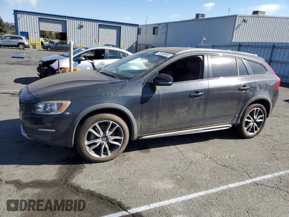 ✅ 2015 Volvo V60 T5 • VIN: YV4612HK1F1001411 • Lot: 70340005. Listed on Copart with 105,774 mi. Free auction sales archive from the USA and detailed vehicle history report at DreamBid. Image 1.