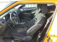 ✅ 2016 Hyundai Veloster • VIN: KMHTC6AD0GU283250 • Lot: 85479614. Wystawiony na Copart z przebiegiem 178 627 mil. Bezpłatny archiwum sprzedaży aukcyjnych z USA i szczegółowy raport historii pojazdu na DreamBid. Zdjęcie 7.