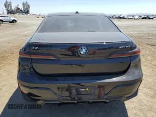 ✅ 2023 BMW i7 xDrive60 • VIN: WBY53EJ01PCN52638 • Lot: 67345074. Wystawiony na Copart z przebiegiem 13 995 mil. Bezpłatny archiwum sprzedaży aukcyjnych z USA i szczegółowy raport historii pojazdu na DreamBid. Zdjęcie 6.