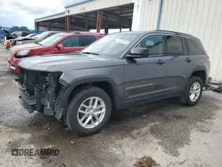✅ 2024 Jeep Grand Cherokee Laredo X • VIN: 1C4RJGAG5RC180970 • Лот: 64748785. Опубликован ранее на Copart с пробегом 32 401 миль. Бесплатный доступ к архиву аукционных продаж из США и подробный отчёт об истории автомобиля на DreamBid. Изображение 1.