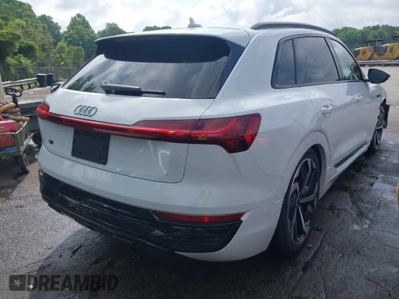 ✅ 2024 Audi Q8 e-tron • VIN: WA16AAGE9RB036425 • Lot: 42515156. Wystawiony na IAAI z przebiegiem 4 263 mil. Bezpłatny archiwum sprzedaży aukcyjnych z USA i szczegółowy raport historii pojazdu na DreamBid. Zdjęcie 4.