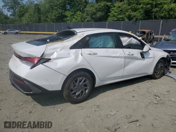 2024 Hyundai Elantra SEL с VIN KMHLM4DG5RU810645, выставлен на аукционе Copart как лот 60599415 с пробегом 5 592 миль миль и Списание • Salvage title. История ставок и продаж доступна на DreamBid. Изображение 3.