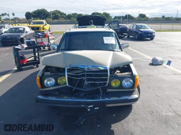 ✅ 1981 Mercedes-Benz 300 • VIN: WDBAB93A0BN004769 • Lot: 43684189. Wystawiony na IAAI z przebiegiem 306 130 mil. Bezpłatny archiwum sprzedaży aukcyjnych z USA i szczegółowy raport historii pojazdu na DreamBid. Zdjęcie 11.