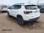 2021 Jeep Compass 80th Anniversary z VIN 3C4NJCEB6MT571564, wystawiony jako IAAI lot #42591643 z przebiegiem 56 999 mil mil oraz . Historia ofert i sprzedaży dostępna na DreamBid. Obrazek 3.