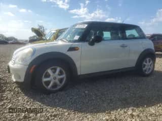 2010 MINI Hardtop с VIN WMWMF3C53ATZ65585, выставлен на аукционе Copart как лот 83833255 с пробегом 124 737 миль миль и Списание • Salvage title. История ставок и продаж доступна на DreamBid. Изображение 1.