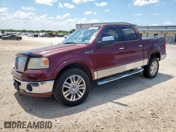 ✅ 2006 Lincoln Mark LT • VIN: 5LTPW18556FJ17448 • Lot: 71315145. Wystawiony na Copart z przebiegiem 122 219 mil. Bezpłatny archiwum sprzedaży aukcyjnych z USA i szczegółowy raport historii pojazdu na DreamBid. Zdjęcie 1.