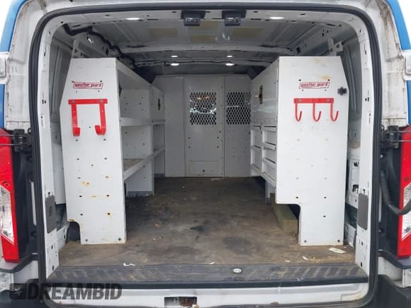 ✅ 2020 Ford Transit Cargo • VIN: 1FTBR1Y8XLKA84383 • Lot: 41519121. Wystawiony na IAAI z przebiegiem 61 410 mil. Bezpłatny archiwum sprzedaży aukcyjnych z USA i szczegółowy raport historii pojazdu na DreamBid. Zdjęcie 8.