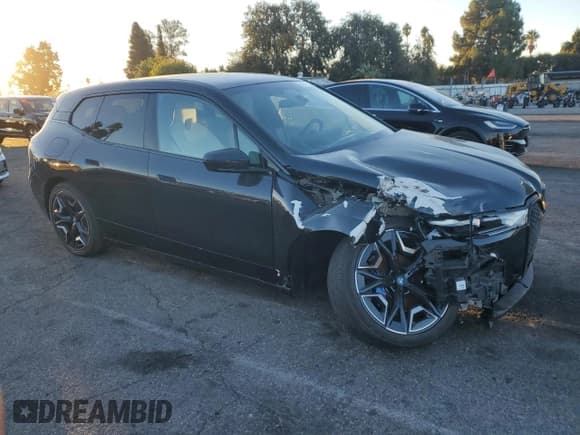 ✅ 2025 BMW iX xDrive50 • VIN: WB523CF06SCT06612 • Lot: 90941865. Wystawiony na Copart z przebiegiem 4 301 mil. Bezpłatny archiwum sprzedaży aukcyjnych z USA i szczegółowy raport historii pojazdu na DreamBid. Zdjęcie 4.