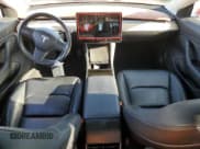 ✅ 2018 Tesla Model 3 Long Range Battery • VIN: 5YJ3E1EBXJF070025 • Lot: 92237805. Wystawiony na Copart z przebiegiem 106 318 mil. Bezpłatny archiwum sprzedaży aukcyjnych z USA i szczegółowy raport historii pojazdu na DreamBid. Zdjęcie 8.