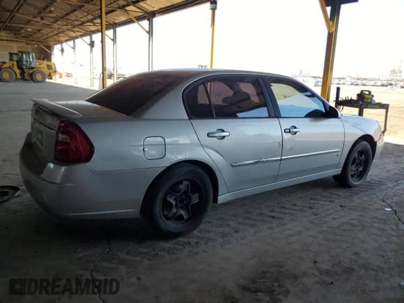 2006 Chevrolet Malibu 2LT z VIN 1G1ZT51896F256247, wystawiony jako Copart lot #77688114 z przebiegiem 184 529 mil mil oraz Czysty tytuł • Clean title. Historia ofert i sprzedaży dostępna na DreamBid. Obrazek 3.