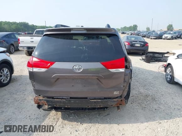 ✅ 2011 Toyota Sienna XLE • VIN: 5TDDK3DCXBS005806 • Lot: 42453958. Listed on IAAI with 174,579 mi. Free auction sales archive from the USA and detailed vehicle history report at DreamBid. Image 17.