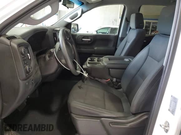 2019 Chevrolet Silverado 1500 Custom z VIN 1GCRYBEH0KZ276669, wystawiony jako Copart lot #81836715 z przebiegiem 169 156 mil mil oraz Szkoda całkowita • Salvage title. Historia ofert i sprzedaży dostępna na DreamBid. Obrazek 7.