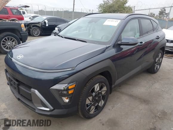 ✅ 2025 Hyundai Kona SEL • VIN: KM8HB3AB8SU318681 • Лот: 43305715. Опубликован ранее на IAAI с пробегом 592 миль. Бесплатный доступ к архиву аукционных продаж из США и подробный отчёт об истории автомобиля на DreamBid. Изображение 2.
