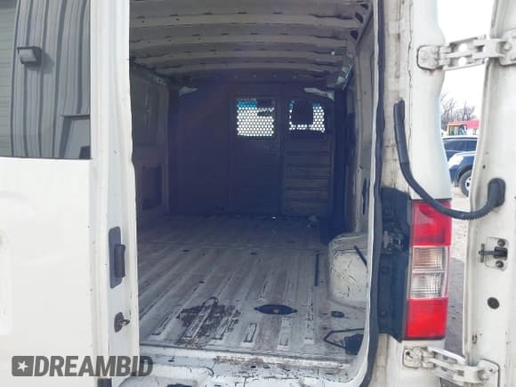 ✅ 2013 Nissan NV S • VIN: 1N6BF0KM9DN101101 • Lot: 41384511. Wystawiony na IAAI z przebiegiem 232 485 mil. Bezpłatny archiwum sprzedaży aukcyjnych z USA i szczegółowy raport historii pojazdu na DreamBid. Zdjęcie 8.